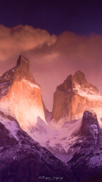 Monta&ntilde;a, macizo de granito, nubes blancas, rayos de sol. Los Cuernos Parque Nacional Torres del Paine. Chile.