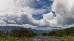 nubes blancas, cielo azul, rocas, sendero.