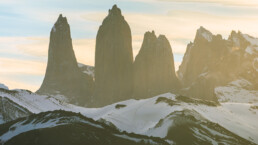 monta&ntilde;a, torres del paine, atardecer,, pradera, vegetacion, nubes blancas.