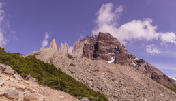 cielo azul, nubes blancas, rocas, macizo de granito, sendero, vegetacion.