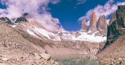 monta&ntilde;a, macizo granito, cielo azul, nubes blancas, espejo de agua, fiordo, rocas, nieve.