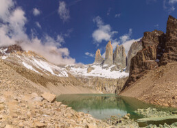 monta&ntilde;a, macizo granito, cielo azul, nubes blancas, espejo de agua, fiordo, rocas, nieve.