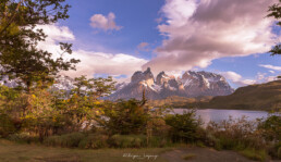 rayos de sol, nieve, cielo azul, nubes blancas, los cuernos, torres del paine, fiordo, cuerpo de agua.