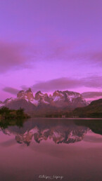 amanecer, cielo azul, espejo de agua, monta&ntilde;a, los cuernos, torres del paine.