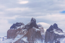 de granito, torres del paine, nubes blancas, nieve.