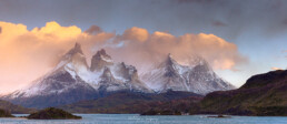 torres del paine, los cuernos, amanecer, cielo azul, nubes blancas, monta&ntilde;as nevadas, nieve, fiordo, lago azul.