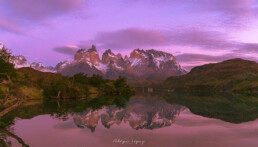 amanecer, cielo azul, espejo de agua, monta&ntilde;a, los cuernos, torres del paine.