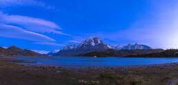 fiordo, nubes blanca, monta&ntilde;a, paine grande, vegetacion, atardecer.