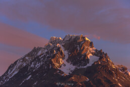 fiordo, nubes blanca, monta&ntilde;a, paine grande, vegetacion, atardecer.