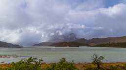 fiordo, nubes blanca, monta&ntilde;a, paine grande, vegetacion.