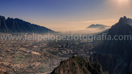 monta&ntilde;as, cielo azul, amanecer, edificios, niebla, bruma, sol.
