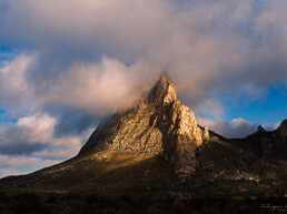 cielo azul, nubes blanca, monta&ntilde;a, rocas, vegetaci&oacute;n, semi desierto.